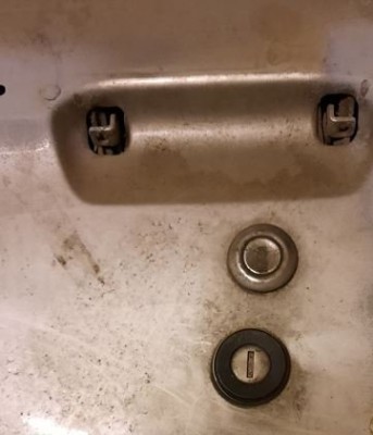 Türschloss Schalter.JPG (28.44 KiB) 1151 mal betrachtet Frevel oder cooler Diebstahlschutz?