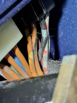 Bild 1.jpg (48.17 KiB) 3900 mal betrachtet 1 Steckverbindung zur Instrumentenkombination 6 Polig unten