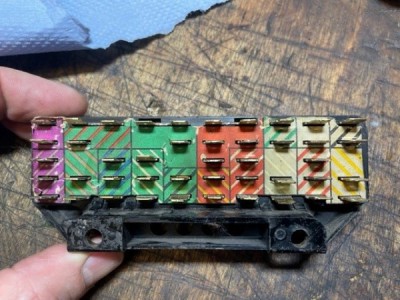 ausgebauter Sicherungskasten.jpg (81.57 KiB) 6151 mal betrachtet ausgebauter Sicherungskasten.jpg