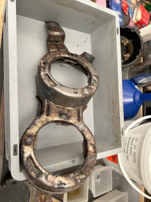 Scheinwerferhalter entlackt, vor dem Entrosten