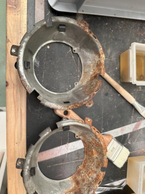 IMG_4755.jpg (70 KiB) 53578 mal betrachtet Haltetöpfe für Scheinwerfereinsatz, rostig